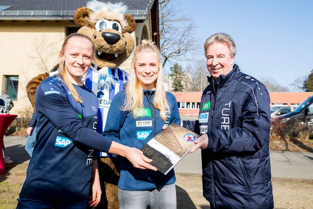 Bilder des Jahres 2021, Sport 03 März Sport Themen der Woche KW09 Sport Bilder des Tages 03.03.2021, Fußball, 1.Frauenbundesliga, Turbine Potsdam feiert 50 jaehriges Bestehen mit Sektempfang und Torte, Luftschiffhafen Potsdam im Bild: v.l. Karoline Smidt Nielsen (1.FFC Turbine Potsdam),Merle Barth (Turbine Potsdam),Praesident Rolf Kutzmutz (Turbine Potsdam) Uebergabe der Vereinschronik Potsdam *** 03 03 2021, Soccer, 1 Frauenbundesliga, Turbine Potsdam celebrates 50th anniversary with champagne reception and cake, Luftschiffhafen Potsdam in picture from l Karoline Smidt Nielsen 1 FFC Turbine Potsdam ,Merle Barth Turbine Potsdam ,President Rolf Kutzmutz Turbine Potsdam handing over the club chronicle Potsdam