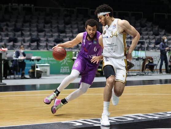 Luke Nelson (BG Goettingen), Gavin Schilling (Basketball Loewen Braunschweig)
