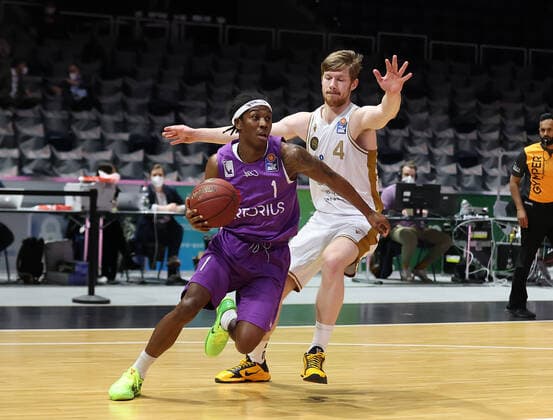 Deishuan Booker (BG Goettingen), Luc van Slooten (Basketball Loewen Braunschweig)