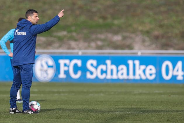 Sport Bilder des Tages Training FC Schalke 04 03.03.2021, Fussball, Saison 2020 2021, Training FC Schalke 04, Cheftrainer Domitrios Grammozis (FC Schalke 04) RHR-FOTO Tim Rehbein Pool Gelsenkirchen NRW Deutschland *** Training FC Schalke 04 03 03 2021, football, season 2020 2021, training FC Schalke 04, head coach Domitrios Grammozis FC Schalke 04 RHR PHOTO Tim Rehbein Pool Gelsenkirchen NRW Germany Poolfoto RHR-FOTO ,EDITORIAL USE ONLY