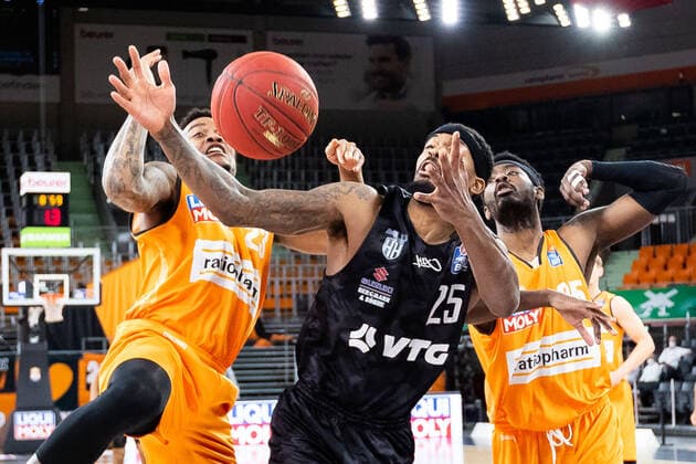 Terry Allen (Hamburg Towers 25), Troy Caupain (Ratiopharm Ulm 23), Aric Holman (Ratiopharm Ulm 35) GER, Ratiopharm Ulm vs. Hamburg Towers, easycredit 1.Bundesliga Basketball, 20.Spieltag, Saison 2020 21, 03.03.2021 Ratiopharm Ulm vs. BG Goettingen, 1.Basketball Bundesliga Neu-Ulm Copyright: xEibner-Pressefoto RogerxBuerkex EP_EER