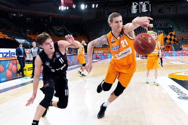 Dylan Osetkowski (Ratiopharm Ulm 21), Maik Kotsar (Hamburg Towers 11) GER, Ratiopharm Ulm vs. Hamburg Towers, easycredit 1.Bundesliga Basketball, 20.Spieltag, Saison 2020 21, 03.03.2021 Ratiopharm Ulm vs. BG Goettingen, 1.Basketball Bundesliga Neu-Ulm Copyright: xEibner-Pressefoto RogerxBuerkex EP_EER