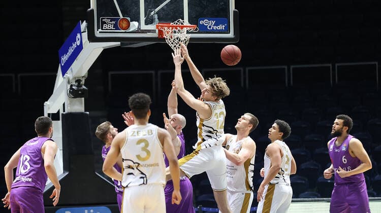 Dennis Kramer (BG Goettingen), Jannik Goettsche (Basketball Loewen Braunschweig)