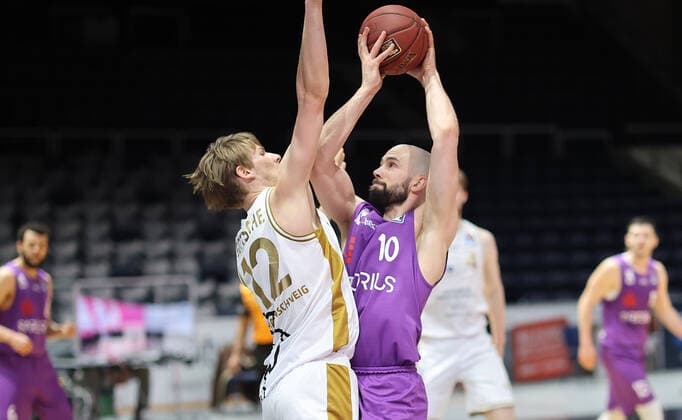 Jannik Goettsche (Basketball Loewen Braunschweig), Dennis Kramer (BG Goettingen)