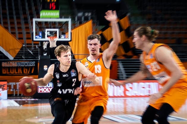 Kameron Taylor (Hamburg Towers 07), Andreas Obst (Ratiopharm Ulm 13) GER, Ratiopharm Ulm vs. Hamburg Towers, easycredit 1.Bundesliga Basketball, 20.Spieltag, Saison 2020 21, 03.03.2021 Ratiopharm Ulm vs. BG Goettingen, 1.Basketball Bundesliga Neu-Ulm Copyright: xEibner-Pressefoto RogerxBuerkex EP_EER