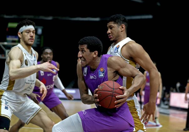 GSD zje123 Saison 2020 21 Easy credit Basketball Bundesliga BRA Basketball Löwen Braunschweig - BG Göttingen Crailsheim Göttingens Aubrey Dawkins (am Ball) gegen Braunschweigs Karim Jallow