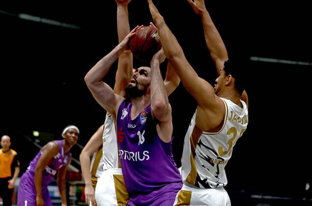 GSD zje123 Saison 2020 21 Easy credit Basketball Bundesliga BRA Basketball Löwen Braunschweig - BG Göttingen Crailsheim Göttingens Harper Kamp (am Ball) gegen Braunschweigs Karim Jallow (rechts)