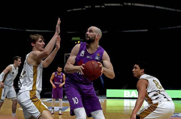 GSD zje123 Saison 2020 21 Easy credit Basketball Bundesliga BRA Basketball Löwen Braunschweig - BG Göttingen Crailsheim Göttingens Dennis Kramer (am Ball) gegen Braunschweigs Jannik Göttsche (links)
