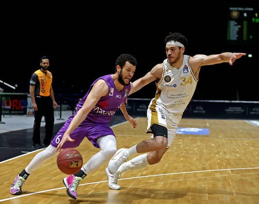 GSD zje123 Saison 2020 21 Easy credit Basketball Bundesliga BRA Basketball Löwen Braunschweig - BG Göttingen Crailsheim Göttingens Luke Nelson (am Ball) gegen Braunschweigs Gavin Schilling