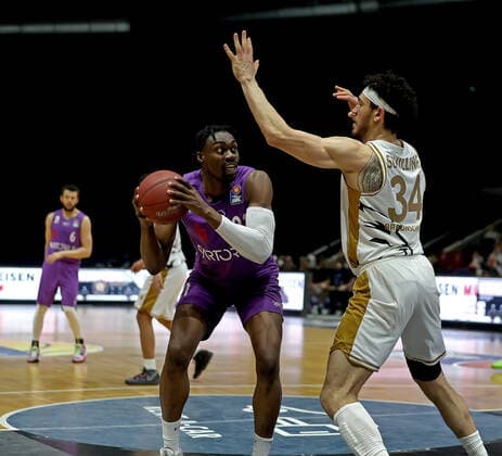 GSD zje123 Saison 2020 21 Easy credit Basketball Bundesliga BRA Basketball Löwen Braunschweig - BG Göttingen Crailsheim Göttingens Tai Odiase (am Ball) gegen Braunschweigs Gavin Schilling