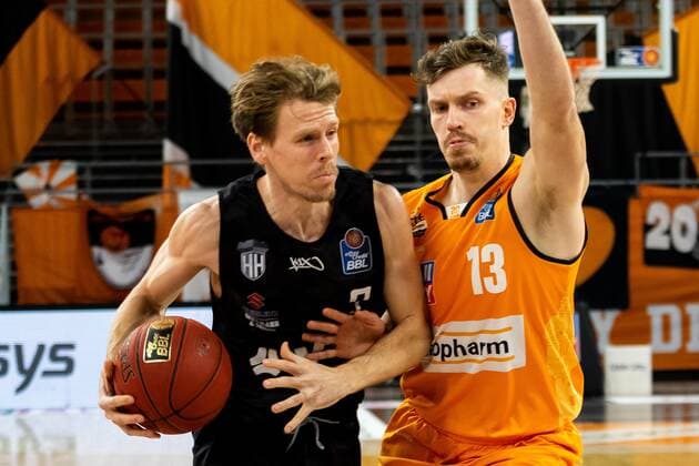 Jordan Swing (Hamburg Towers 02), Andreas Obst (Ratiopharm Ulm 13) GER, Ratiopharm Ulm vs. Hamburg Towers, easycredit 1.Bundesliga Basketball, 20.Spieltag, Saison 2020 21, 03.03.2021 Ratiopharm Ulm vs. BG Goettingen, 1.Basketball Bundesliga Neu-Ulm Copyright: xEibner-Pressefoto RogerxBuerkex EP_EER