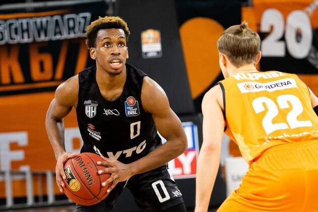 Jordan Swing (Hamburg Towers 02), Thomas Klepeisz (Ratiopharm Ulm 22) GER, Ratiopharm Ulm vs. Hamburg Towers, easycredit 1.Bundesliga Basketball, 20.Spieltag, Saison 2020 21, 03.03.2021 Ratiopharm Ulm vs. BG Goettingen, 1.Basketball Bundesliga Neu-Ulm Copyright: xEibner-Pressefoto RogerxBuerkex EP_EER