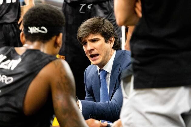 Pedro Calles (Hamburg Towers Head Coach) brieft sein Team GER, Ratiopharm Ulm vs. Hamburg Towers, easycredit 1.Bundesliga Basketball, 20.Spieltag, Saison 2020 21, 03.03.2021 Ratiopharm Ulm vs. BG Goettingen, 1.Basketball Bundesliga Neu-Ulm Copyright: xEibner-Pressefoto RogerxBuerkex EP_EER