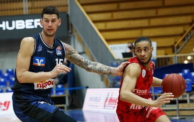 03.03.2021, Basketball, BBL 2020 2021, 20. Spieltag, HAKRO Merlins Crailsheim - s.Oliver Wuerzburg, GER, Ilshofen, Arena Hohenlohe, Bild: v. li. Bogdan Radosavljevic (Merlins) uns Cameron Hunt (s.Oliver Wuerzburg) Copyright: HMBxMedia xHeikoxBecker