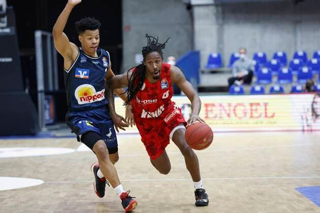 03.03.2021, Basketball, BBL 2020 2021, 20. Spieltag, HAKRO Merlins Crailsheim - s.Oliver Wuerzburg, GER, Ilshofen, Arena Hohenlohe, Bild: v. li. Trae Bell-Haynes (Merlins) und Robert Lowery (s.Oliver Wuerzburg) Copyright: HMBxMedia xHeikoxBecker