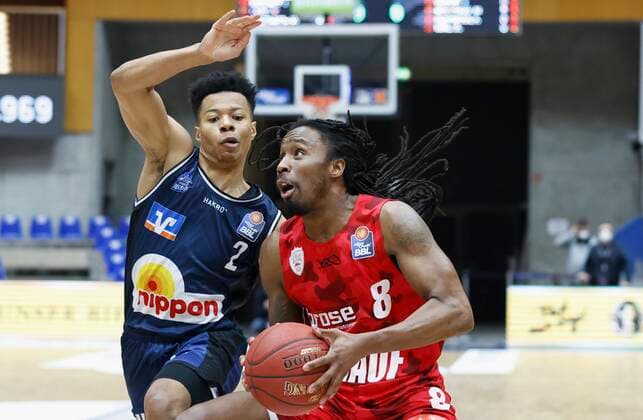 03.03.2021, Basketball, BBL 2020 2021, 20. Spieltag, HAKRO Merlins Crailsheim - s.Oliver Wuerzburg, GER, Ilshofen, Arena Hohenlohe, Bild: v. li. Trae Bell-Haynes (Merlins) und Robert Lowery (s.Oliver Wuerzburg) Copyright: HMBxMedia xHeikoxBecker