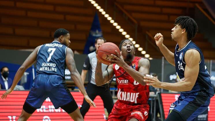 03.03.2021, Basketball, BBL 2020 2021, 20. Spieltag, HAKRO Merlins Crailsheim - s.Oliver Wuerzburg, GER, Ilshofen, Arena Hohenlohe, Bild: v. li. Haywood Highsmith (Merlins), Robert Lowery (s.Oliver Wuerzburg) und Jeremy Jones (Merlins) Copyright: HMBxMedia xHeikoxBecker