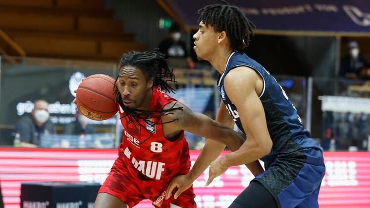 03.03.2021, Basketball, BBL 2020 2021, 20. Spieltag, HAKRO Merlins Crailsheim - s.Oliver Wuerzburg, GER, Ilshofen, Arena Hohenlohe, Bild: v. li. Robert Lowery (s.Oliver Wuerzburg) und Jeremy Jones (Merlins) Copyright: HMBxMedia xHeikoxBecker