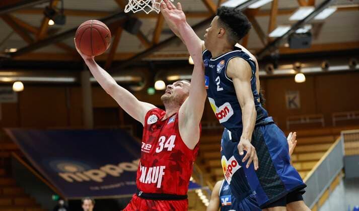 03.03.2021, Basketball, BBL 2020 2021, 20. Spieltag, HAKRO Merlins Crailsheim - s.Oliver Wuerzburg, GER, Ilshofen, Arena Hohenlohe, Bild: v. li. Felix Hoffmann (s.Oliver Wuerzburg) und Trae Bell-Haynes (Merlins) Copyright: HMBxMedia xHeikoxBecker
