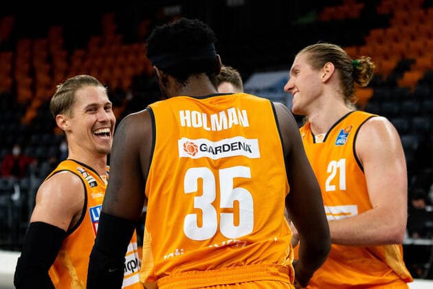 Ratiopharm Ulm gewinnt gegen die Hamburger Towers mit 89:76 Endstand Thomas Klepeisz (Ratiopharm Ulm 22), Aric Holman (Ratiopharm Ulm 35), Dylan Osetkowski (Ratiopharm Ulm 21) GER, Ratiopharm Ulm vs. Hamburg Towers, easycredit 1.Bundesliga Basketball, 20.Spieltag, Saison 2020 21, 03.03.2021 Ratiopharm Ulm vs. BG Goettingen, 1.Basketball Bundesliga Neu-Ulm Copyright: xEibner-Pressefoto RogerxBuerkex EP_EER