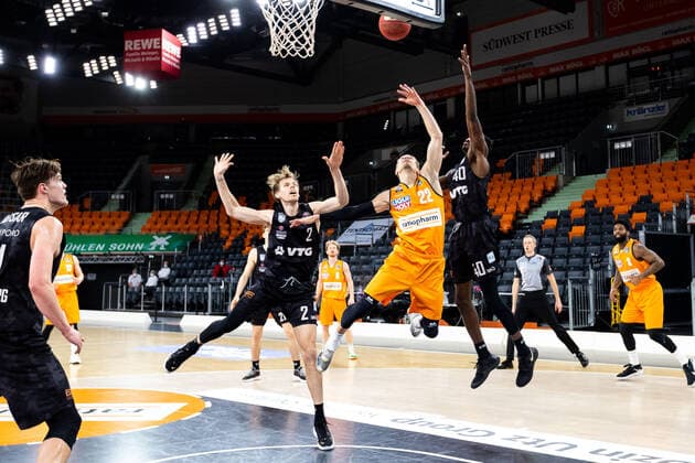 Sport Bilder des Tages Thomas Klepeisz (Ratiopharm Ulm 22), Zac Cuthbertson (Hamburg Towers 07), Jordan Swing (Hamburg Towers 02) GER, Ratiopharm Ulm vs. Hamburg Towers, easycredit 1.Bundesliga Basketball, 20.Spieltag, Saison 2020 21, 03.03.2021 Ratiopharm Ulm vs. BG Goettingen, 1.Basketball Bundesliga Neu-Ulm Copyright: xEibner-Pressefoto RogerxBuerkex EP_EER
