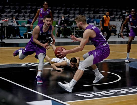 GSD zje123 Saison 2020 21 Easy credit Basketball Bundesliga BRA Basketball Löwen Braunschweig - BG Göttingen Crailsheim Göttingens Rihards Lomazs (links) und Mathi Mönninghoff (am Ball) gegen Braunschweigs Benedikt Turudic (am Boden)