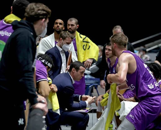 GSD zje123 Saison 2020 21 Easy credit Basketball Bundesliga BRA Basketball Löwen Braunschweig - BG Göttingen Crailsheim Göttingens Trainer Roel Moors gibt Anweisungen