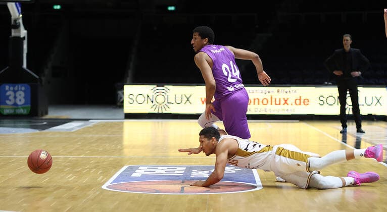 Aubrey Dawkins (BG Goettingen) setzt sich gegen Gavin Schilling (Basketball Loewen Braunschweig) durch