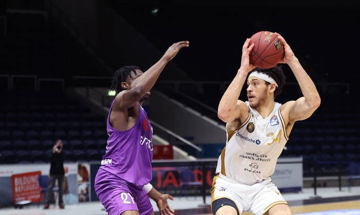 Tai Odiase (BG Goettingen), Gavin Schilling (Basketball Loewen Braunschweig)