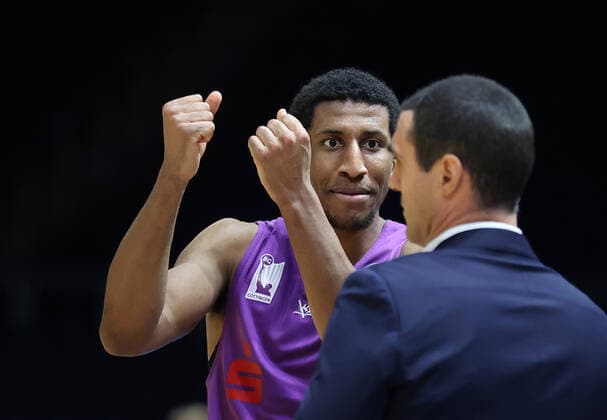 Aubrey Dawkins (BG Goettingen) freut sich mit Cheftrainer Roel Moors (BG Goettingen) ueber den Sieg