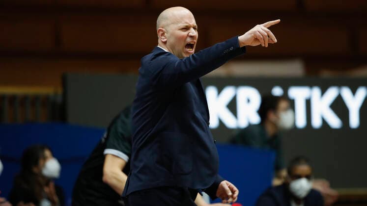 Deutschland, Crailsheim, Arena Hohenlohe, 03.03.2021, emspor, emonline, despor, deonline, HAKRO Merlins Crailsheim vs. s.Oliver Wuerzburg, easyCredit BBL, 20. Spieltag Bild: Anweisungen von Trainer Denis Wucherer (s.Oliver Wuerzburg) Copyright: HMBxMedia JulienxBecker