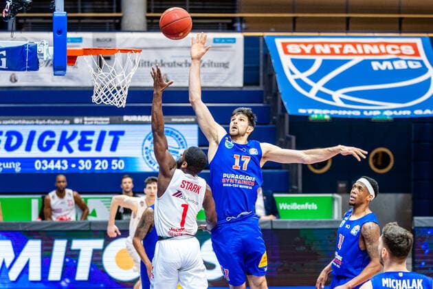 Aleksandar Marelja ( 17 Syntainics MBC), Jonathan Stark ( 1 Jobstairs Giessen 46ers) waehrend der Begegnung Saison 2020-2021 (Herren) in der EasyCredit Bundesliga zwischen Syntainics MBC und Jobstairs Giessen 46ers in der Stadthalle Weissenfels am 3. March 2021 in Weissenfels, Sachsen Anhalt, Deutschland