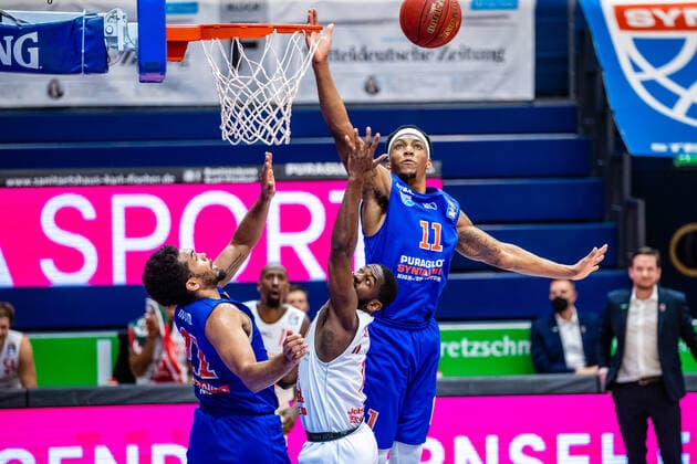 Jonathan Stark ( 1 Jobstairs Giessen 46ers), Quinton Hooker ( 21 Syntainics MBC), Kyndahl Hill ( 11 Syntainics MBC) waehrend der Begegnung Saison 2020-2021 (Herren) in der EasyCredit Bundesliga zwischen Syntainics MBC und Jobstairs Giessen 46ers in der Stadthalle Weissenfels am 3. March 2021 in Weissenfels, Sachsen Anhalt, Deutschland