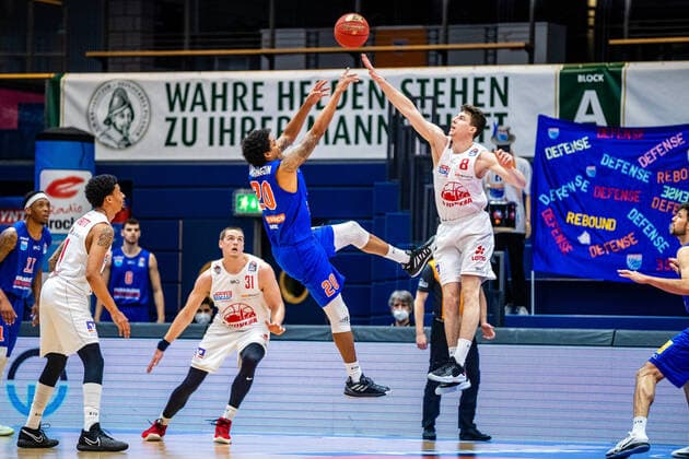 Bilder des Jahres 2021, Sport 03 März Sport Themen der Woche KW09 Sport Bilder des Tages Alen Pjanic ( 8 Jobstairs Giessen 46ers), Deron Washinton ( 20 Syntainics MBC) waehrend der Begegnung Saison 2020-2021 (Herren) in der EasyCredit Bundesliga zwischen Syntainics MBC und Jobstairs Giessen 46ers in der Stadthalle Weissenfels am 3. March 2021 in Weissenfels, Sachsen Anhalt, Deutschland *** Alen Pjanic 8 Jobstairs Giessen 46ers , Deron Washinton 20 Syntainics MBC during the match Season 2020 2021 Men in the EasyCredit Bundesliga between Syntainics MBC and Jobstairs Giessen 46ers at Stadthalle Weissenfels on 3 March 2021 in Weissenfels, Sachsen Anhalt, Germany