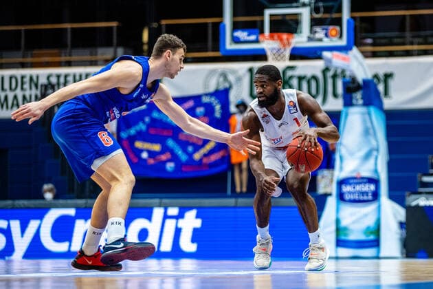 Jonathan Stark ( 1 Jobstairs Giessen 46ers), Marko Krstanovic ( 6 Syntainics MBC) waehrend der Begegnung Saison 2020-2021 (Herren) in der EasyCredit Bundesliga zwischen Syntainics MBC und Jobstairs Giessen 46ers in der Stadthalle Weissenfels am 3. March 2021 in Weissenfels, Sachsen Anhalt, Deutschland