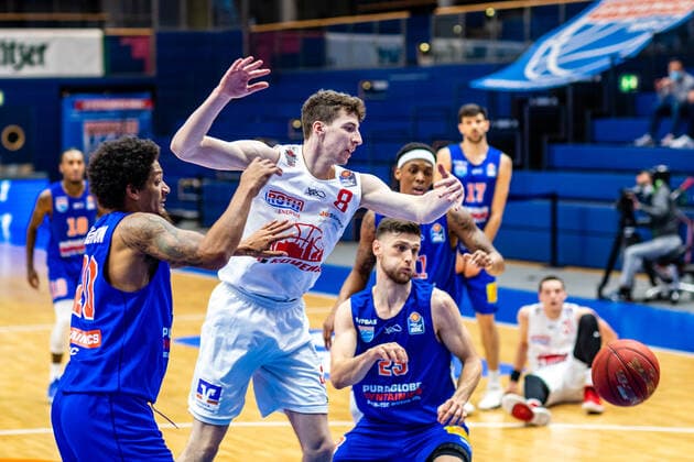 Alen Pjanic ( 8 Jobstairs Giessen 46ers), Deron Washinton ( 20 Syntainics MBC), Michal Michalak ( 23 Syntainics MBC) waehrend der Begegnung Saison 2020-2021 (Herren) in der EasyCredit Bundesliga zwischen Syntainics MBC und Jobstairs Giessen 46ers in der Stadthalle Weissenfels am 3. March 2021 in Weissenfels, Sachsen Anhalt, Deutschland