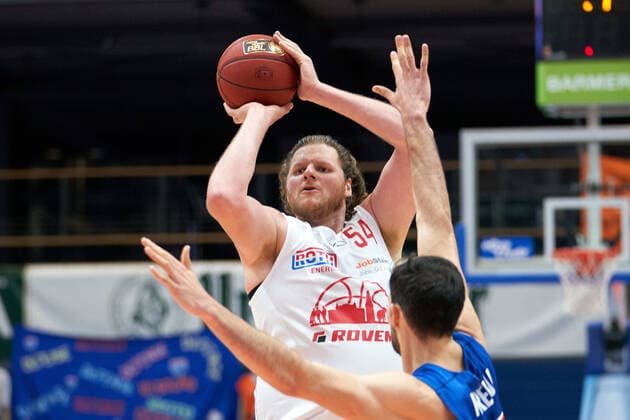 Syntainics MBC - JobStairs GIESSEN 46er, Basketball, Bundesliga, Maenner, 20. Spieltag, 03.03.2021, v.l.: John Bryant (Giessen, 54), Aleksandar Marelja (MBC, 17). Syntainics MBC - JobStairs GIESSEN 46er, Basketball, Bundesliga, Maenner, 20. Spieltag, 03.03.2021, Weissenfels
