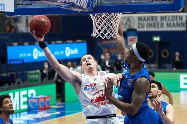Syntainics MBC - JobStairs GIESSEN 46er, Basketball, Bundesliga, Maenner, 20. Spieltag, 03.03.2021, v.l.: Scottie James JR (Giessen, 31), Kyndahl Hill (MBC, 11). Syntainics MBC - JobStairs GIESSEN 46er, Basketball, Bundesliga, Maenner, 20. Spieltag, 03.03.2021, Weissenfels