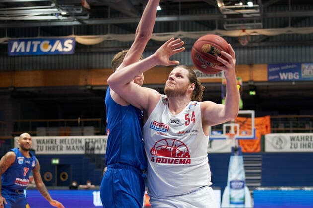 Syntainics MBC - JobStairs GIESSEN 46er, Basketball, Bundesliga, Maenner, 20. Spieltag, 03.03.2021, v.l.: Philipp Hartwich (MBC, 12), John Bryant (Giessen, 54). Syntainics MBC - JobStairs GIESSEN 46er, Basketball, Bundesliga, Maenner, 20. Spieltag, 03.03.2021, Weissenfels