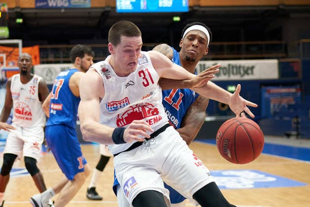 Syntainics MBC - JobStairs GIESSEN 46er, Basketball, Bundesliga, Maenner, 20. Spieltag, 03.03.2021, v.l.: Scottie James JR (Giessen, 31), Kyndahl Hill (MBC, 11). Syntainics MBC - JobStairs GIESSEN 46er, Basketball, Bundesliga, Maenner, 20. Spieltag, 03.03.2021, Weissenfels