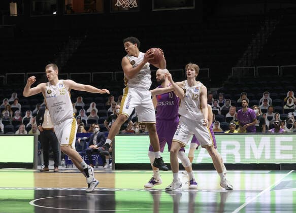 James Robinson (Basketball Loewen Braunschweig) am Ball