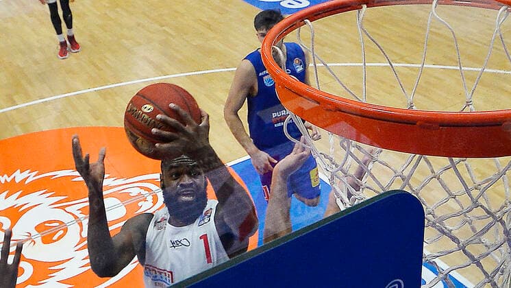 Basketball 1. Bundesliga, Saison 2020 2021, 20. Spieltag, Syntainics MBC Weißenfels vs. JobStairs GIESSEN 46ers (03.03.2021) Jonathan Stark (Guard Giessen 46ers, Rueckennummer 1) am Korb beim Spiel MBC Weißenfels gegen Gießen (03.03.2021) Weißenfels Sachsen-Anhalt Deutschland Stadthalle Weißenfels