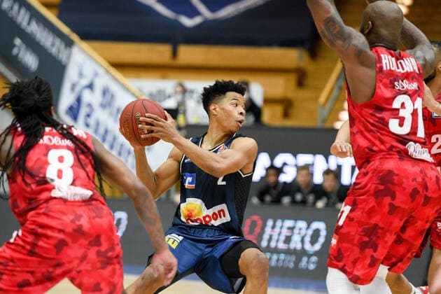 Trae Bell-Haynes (HAKRO Merlins Crailsheim) im Zweikampf mit Robert Lowery (s. Oliver Wuerzburg), GER, HAKRO Merlins Crailsheim vs. s.Oliver Wuerzburg, 03.03.2021, 20. Spieltag easycredit Basketball Bundesliga, Spielzeit 2020 2021. GER, HAKRO Merlins Crailsheim vs. s.Oliver Wuerzburg, 03.03.2021, 20. Spieltag easycredit Basketball Bundesliga, Spielzeit 2020 2021 Crailsheim Copyright: xEibnerxPressefoto MichaelxMemmlerx EP_MMR