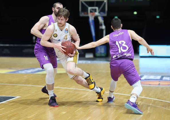 Luc van Slooten (Basketball Loewen Braunschweig) setzt sich gegen Rihards Lomazs (BG Goettingen) durch