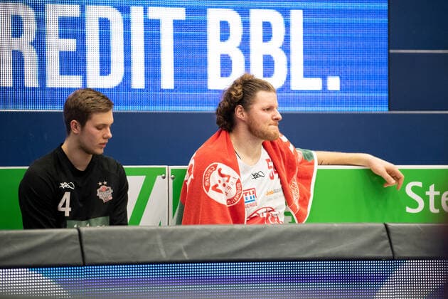 Sport Bilder des Tages easycredit BBL 20. Spieltag Saison 2020 2021 am 3.3.2021 SYNTAINICS MBC vs JobStairs GIESSEN 46ers v.re. enttäuscht auf der Bank John Bryant (Giessen) und Bjarne Kraushaar (Giessen) Stadthalle Weißenfels