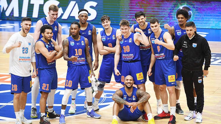 Sport Bilder des Tages Basketball 1. Bundesliga, Saison 2020 2021, 20. Spieltag, Syntainics MBC Weißenfels vs. JobStairs GIESSEN 46ers (03.03.2021) Jubel nach dem 102:81-Sieg von Weißenfels beim Spiel MBC Weißenfels gegen Gießen (03.03.2021). Zu sehen u.a. Michal Michalak (MBC Weissenfels, Rueckennummer Nummer 23), Quinton Hooker (MBC Weissenfels, Rueckennummer Nummer 21), Philipp Hartwich (MBC Weissenfels, Rueckennummer Nummer 12), Anthony Barber (MBC Weissenfels, Rueckennummer Nummer 10), Kyndahl Hill (MBC Weissenfels, Rueckennummer Nummer 11), Nemanja Nadjfeji (MBC Weissenfels, Rueckennummer Nummer 8),Vincent Friederici (MBC Weissenfels, Rueckennummer Nummer 30), Sergio Kerusch (MBC Weissenfels, Rueckennummer Nummer 7), Aleksandar Marelja (MBC Weissenfels, Rueckennummer Nummer 17), Marko Krstanovic (MBC Weissenfels, Rueckennummer Nummer 6), Deron Washinton (MBC Weissenfels, Rueckennummer Nummer 20) Weißenfels Sachsen-Anhalt Deutschland Stadthalle Weißenfels