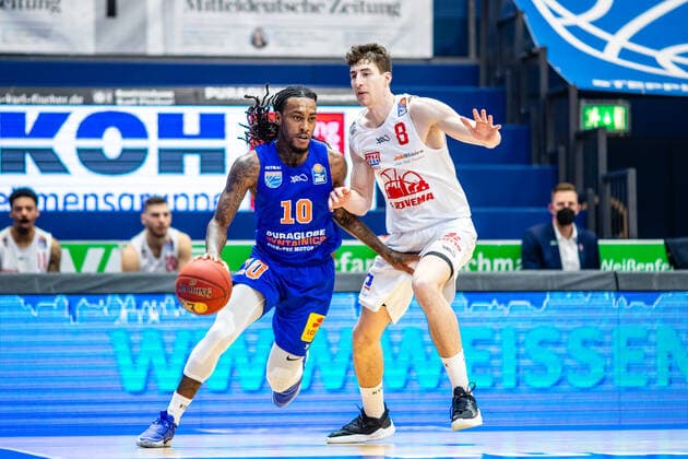 Anthony Barber ( 10 Syntainics MBC), Alen Pjanic ( 8 Jobstairs Giessen 46ers) waehrend der Begegnung Saison 2020-2021 (Herren) in der EasyCredit Bundesliga zwischen Syntainics MBC und Jobstairs Giessen 46ers in der Stadthalle Weissenfels am 3. March 2021 in Weissenfels, Sachsen Anhalt, Deutschland