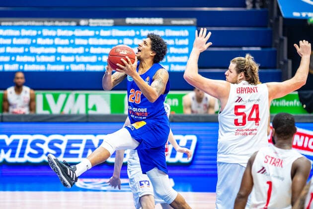 Deron Washinton ( 20 Syntainics MBC) waehrend der Begegnung Saison 2020-2021 (Herren) in der EasyCredit Bundesliga zwischen Syntainics MBC und Jobstairs Giessen 46ers in der Stadthalle Weissenfels am 3. March 2021 in Weissenfels, Sachsen Anhalt, Deutschland