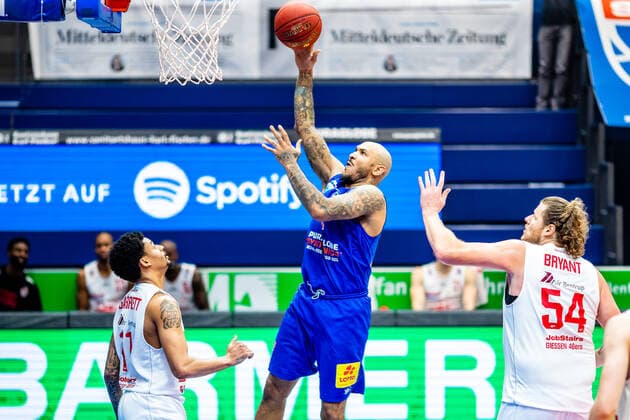 Sergio Kerusch ( 7 Syntainics MBC), John Bryant ( 54 Jobstairs Giessen 46ers), Diante Maurice Garrett ( 11 Jobstairs Giessen 46ers) waehrend der Begegnung Saison 2020-2021 (Herren) in der EasyCredit Bundesliga zwischen Syntainics MBC und Jobstairs Giessen 46ers in der Stadthalle Weissenfels am 3. March 2021 in Weissenfels, Sachsen Anhalt, Deutschland