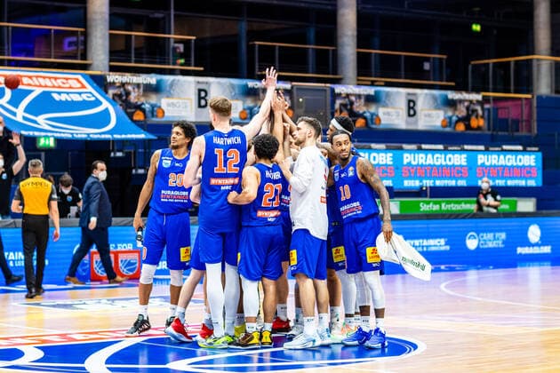 Team Syntainics MBC nach dem Sieg 102:81 waehrend der Begegnung Saison 2020-2021 (Herren) in der EasyCredit Bundesliga zwischen Syntainics MBC und Jobstairs Giessen 46ers in der Stadthalle Weissenfels am 3. March 2021 in Weissenfels, Sachsen Anhalt, Deutschland